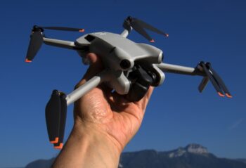 Une image de moteur de drone électrique sur fond blanc Photo Stock