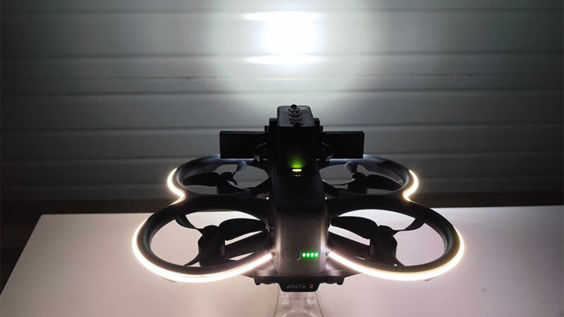 L’Atelier de studioSPORT propose l’Avata 2 LED, un pack pour les vols en très faible luminosité, destiné aux usages professionnels